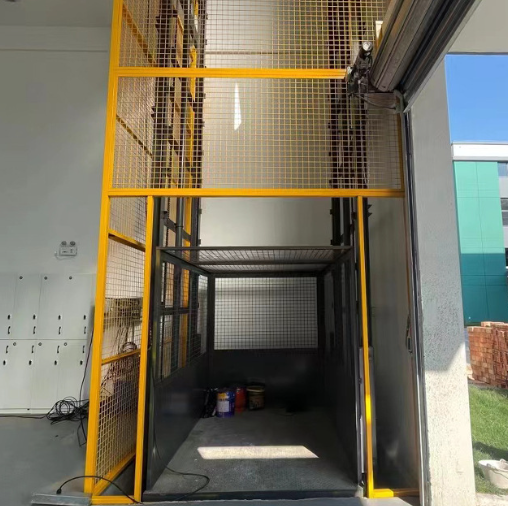 城厢导轨式升降机助力物流园破解运输难题